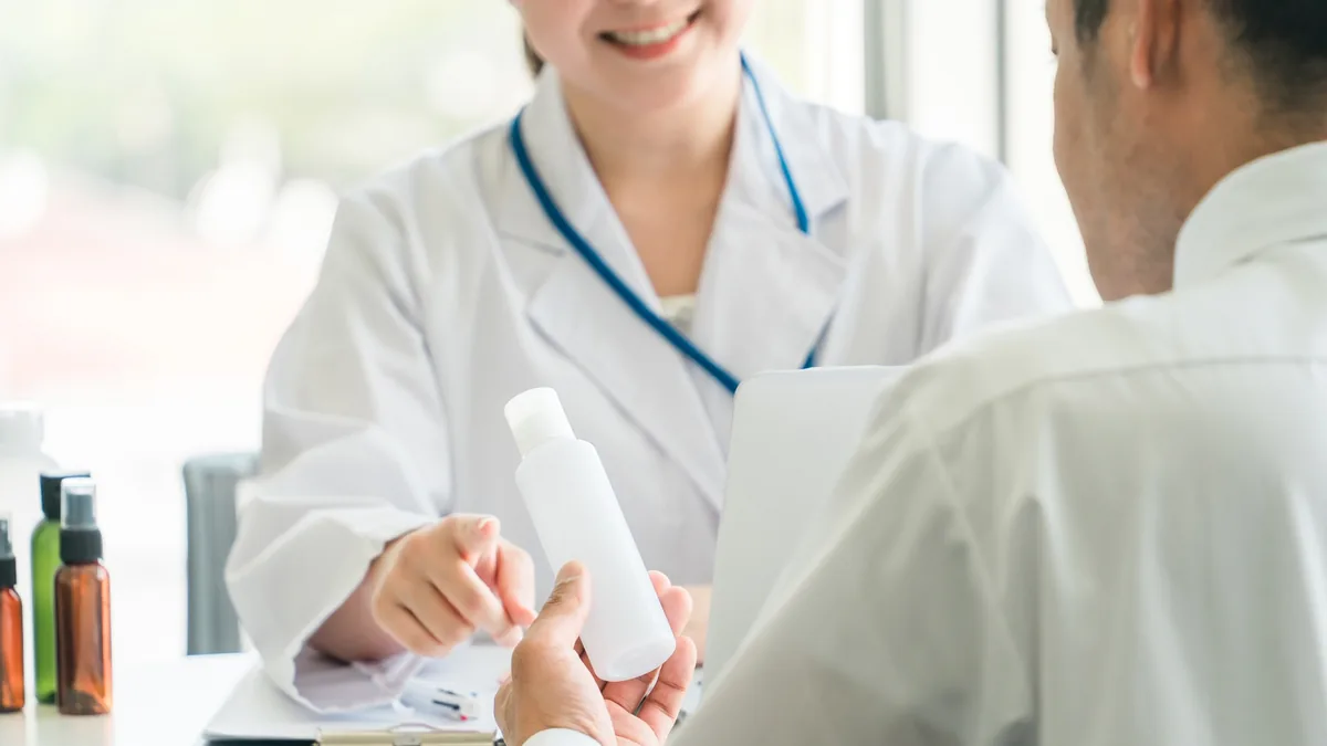 診察室でお薬の説明を受ける男性