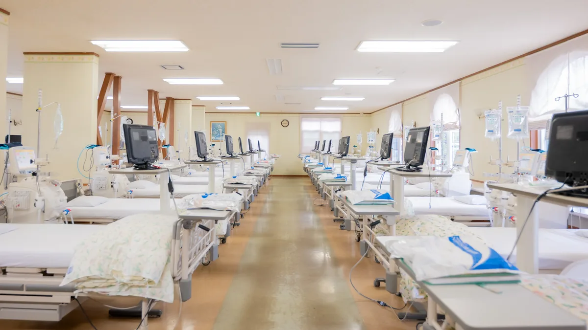 緑野クリニックの透析室。ベッドと透析装置が並ぶ